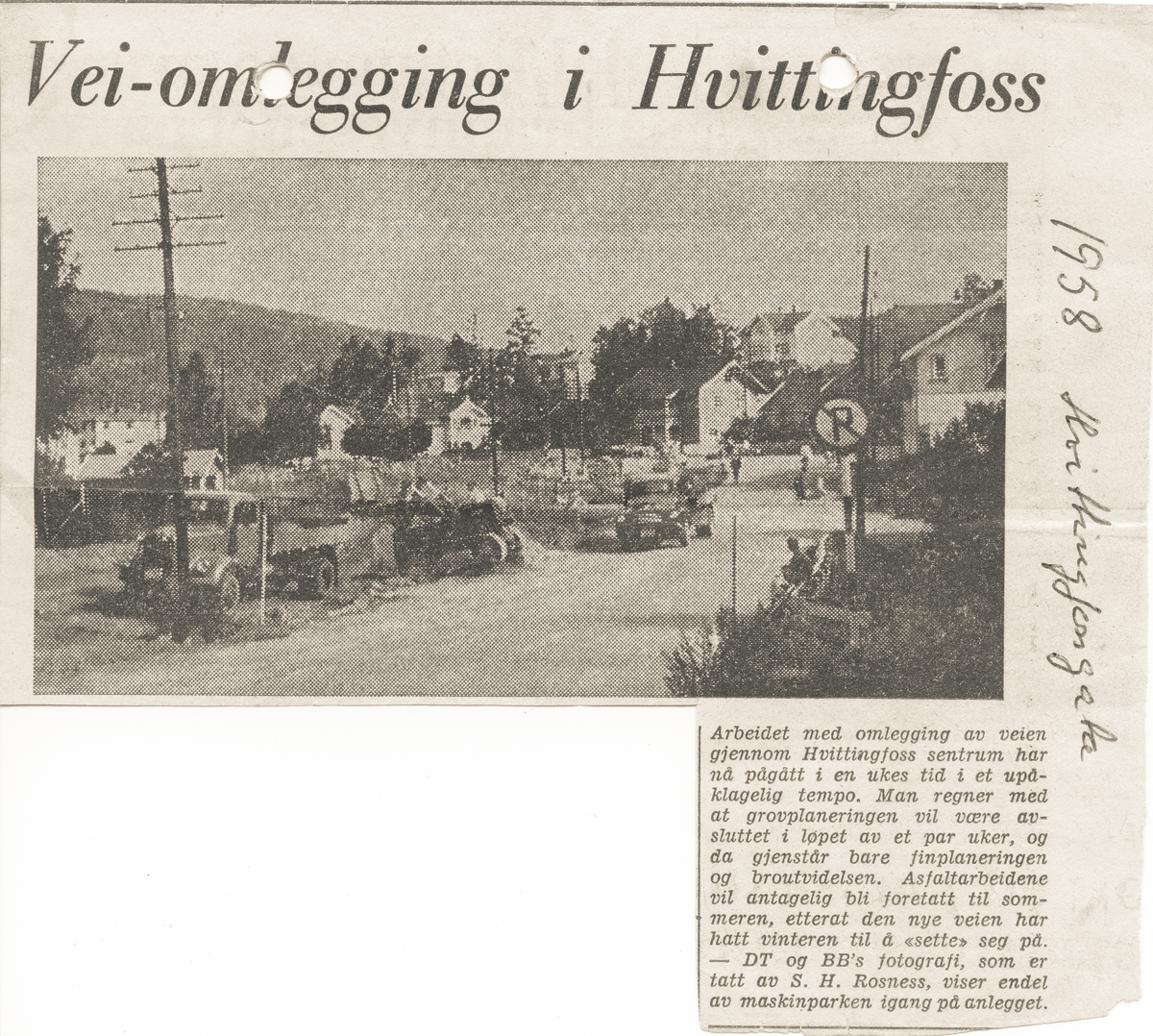 Avisutklipp fra DT-BB 1958. 
Veien gjennom sentrum av Hvittingfoss ble flyttet til den gamle jernbanetrase`en slik at 90 grader-svingen ved Samvirkelaget forsvant. Samvirkelaget rett bak parkering forbudt skiltet.