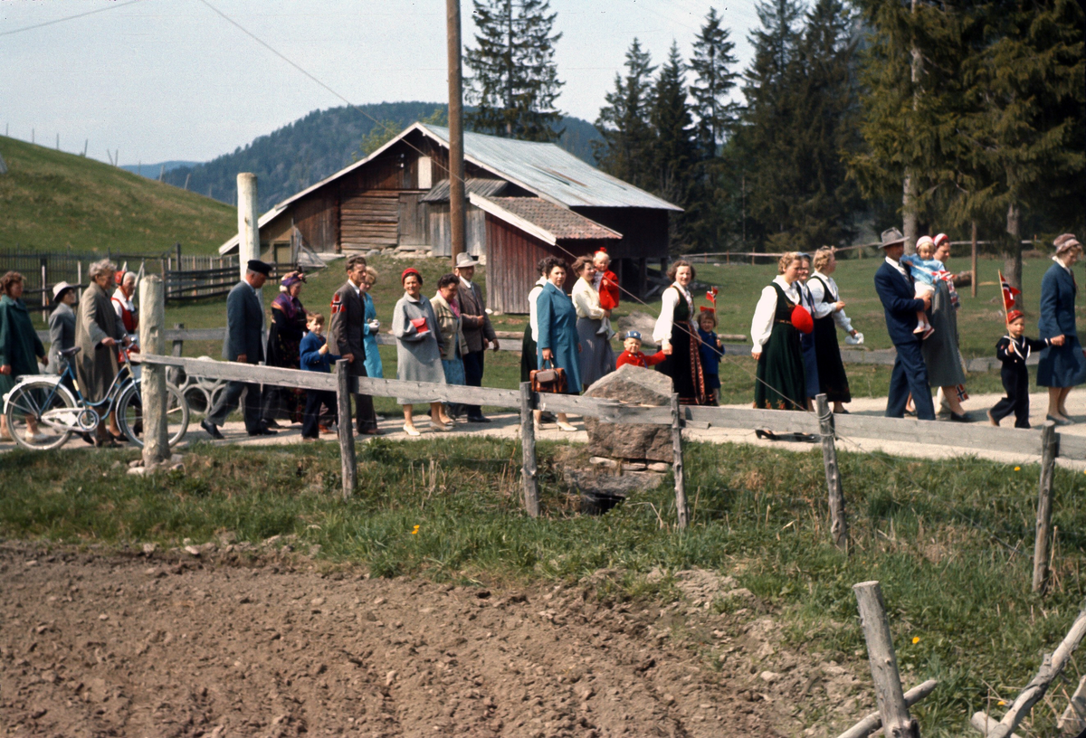 17. mai toget på vei fra kirken til skolen. 
Dias etter Kristine/Arne Nordstoga, lærere i Komnes 50-60 tallet