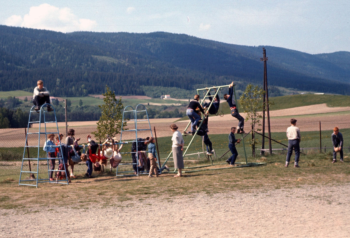 Uteaktiviteter, gym. på Komnes skole våren 1960. 
Dias etter Kristine/Arne Nordstoga, lærere i Komnes 50-60 tallet.