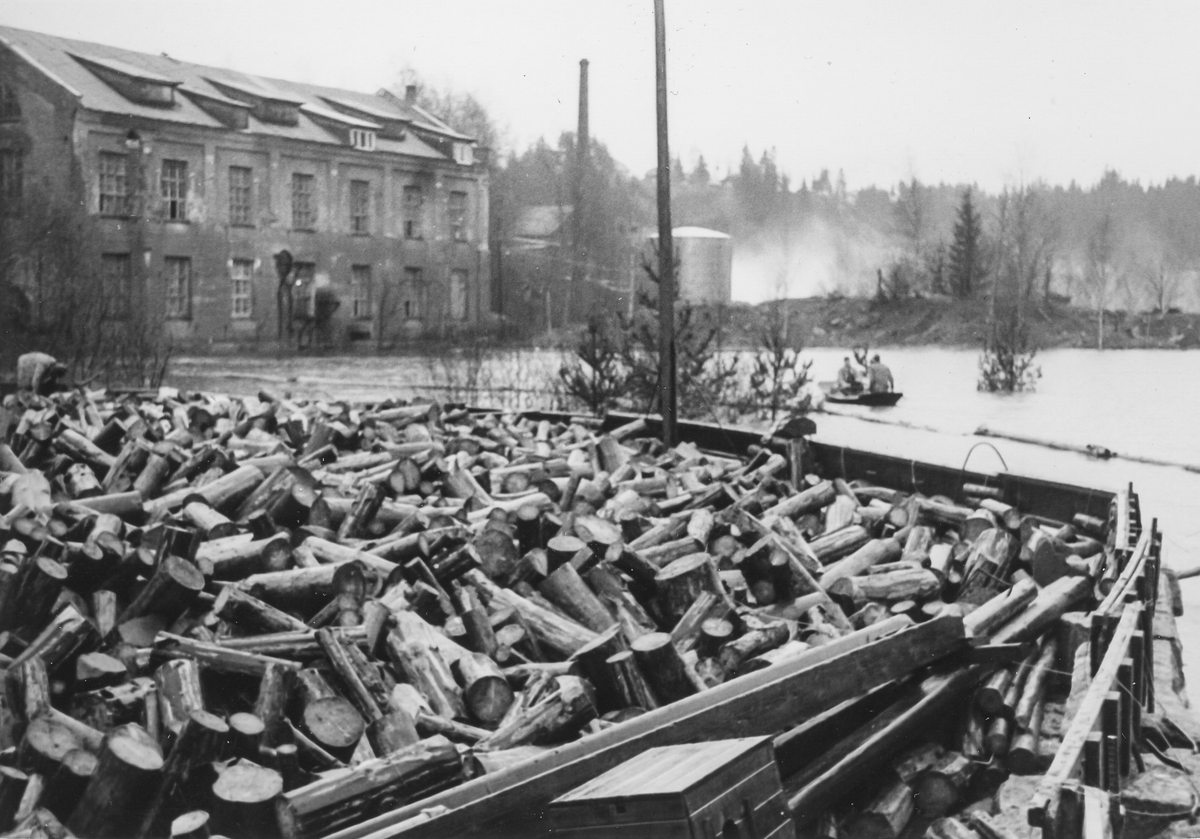 Flom i Numedalslågen 12/11-1961. 950 m3. 
Kubbhaugen i fare.