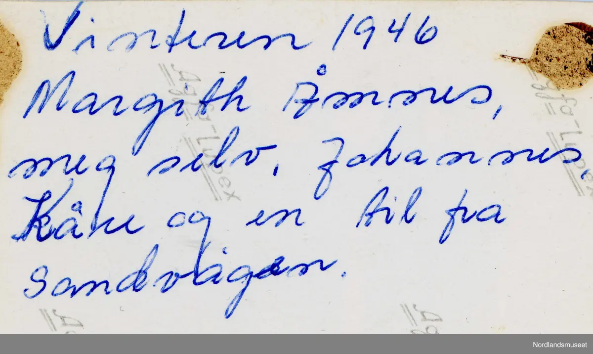 To unge kvinner og tre unge menn på skitur. Fra venstre: Margith (Åmnes), Kitty, Johannes (Gutte), Kåre og en fra Sandvåg. Bildet er tatt vinteren 1946.