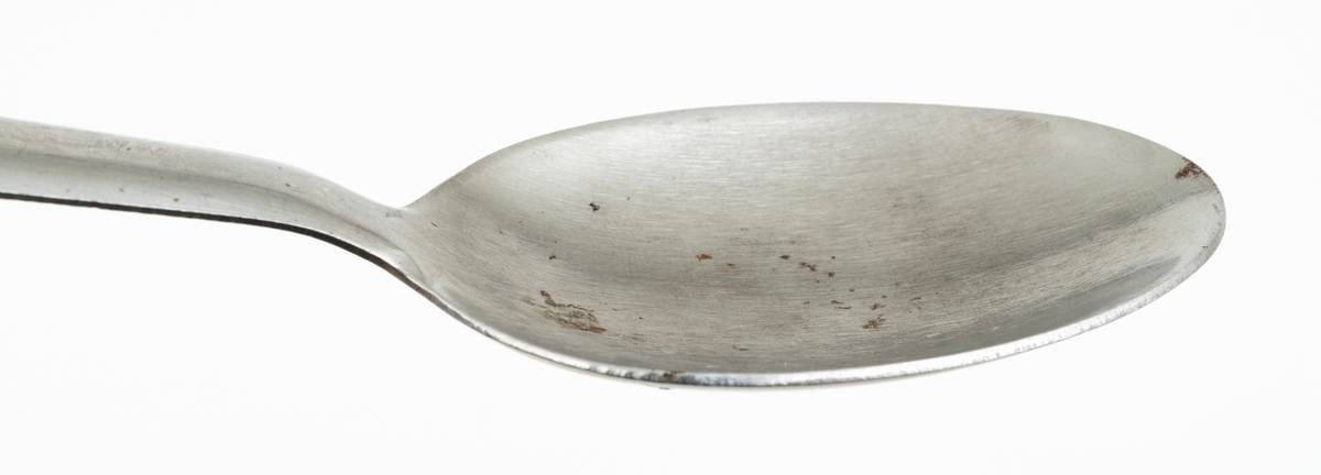 Element fra turbestikk bestående av kniv, gaffel og spiseskje.

SJF.04195-03
Spiseskje av rustfritt stål. Skjea er 18,1 centimeter lang. Det ovale skjebladet måler 7,0 X 4,3 centimeter. Skaftet er 9 millimeter bredt i den fremre enden og drlyt 17 millimeter bredt i den bakre enden, som for øvrig er noe avrundet. Skaftet har et slakt buet tverrsnitt.
