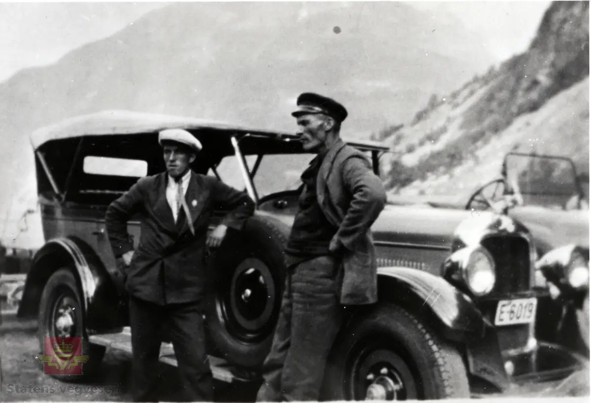 1927 Studebaker rutebil med registreringsnummer E-6019. 
Ottadalen -Geiranger - Stryn Interkommunalt Bilselskap, Otta. 
Norges Bilbok 1935, side 434-435. (Opplysninger fra Ivar E. Stav)