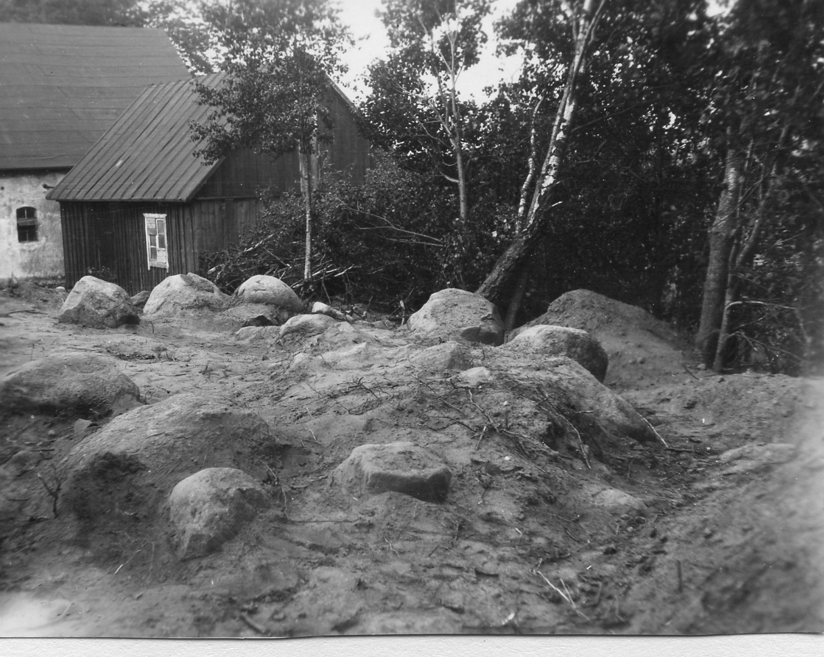 Mammarpshögen. Troligen Victor Ewald på några av fotona. RAÄ 10.
Motivtext foto 3: Sekundärgraven.
Motivtext foto 10: Mammarpshögen före undersökningen.