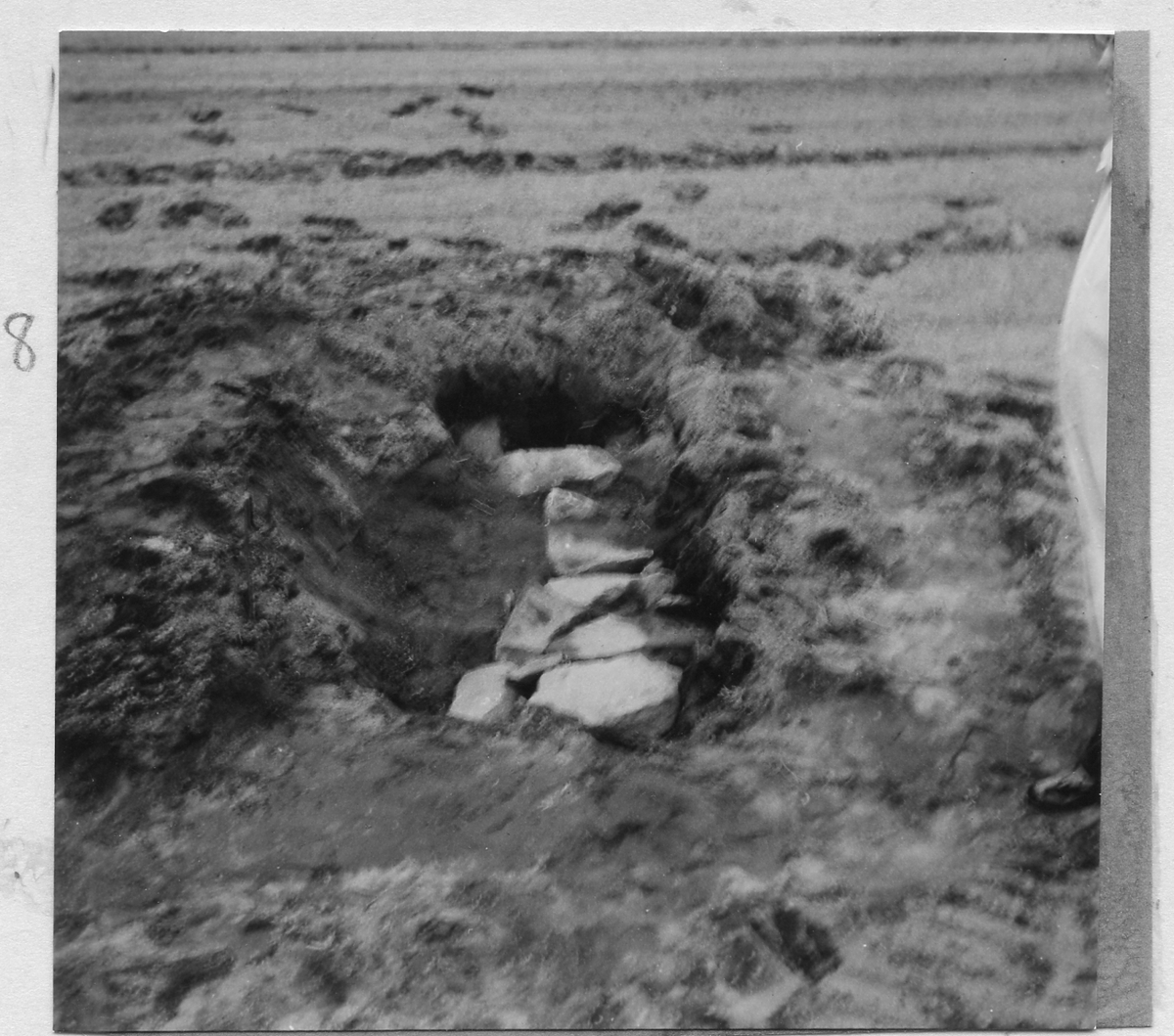 Skogsvårdsstyrelsens plantskola. RAÄ 148.
Motivtext foto 1: Foto efter restaureringen, närbild från V.
Motivtext foto 2: Foto från V, närbild. Skogsvårdsstyrelsens plantskola.
Motivtext foto 3: Närbild från OSO. 
Motivtext foto 4: Foto från V. närbild av hällkistans västra del.
Motivtext foto 5: Närbild från N av hällkistans västra del med delvis borttagna takhällar.
Motivtext foto 6: Foto från V av kistan i det tillstånd den befannsig vid besiktigandet.
Motivrext foto 7: Miljön kring fyndplatsen (jordhögen t h om bildcentrum).
Motivtext foto 8: Foto efter restaureringen från V, snett uppifrån.