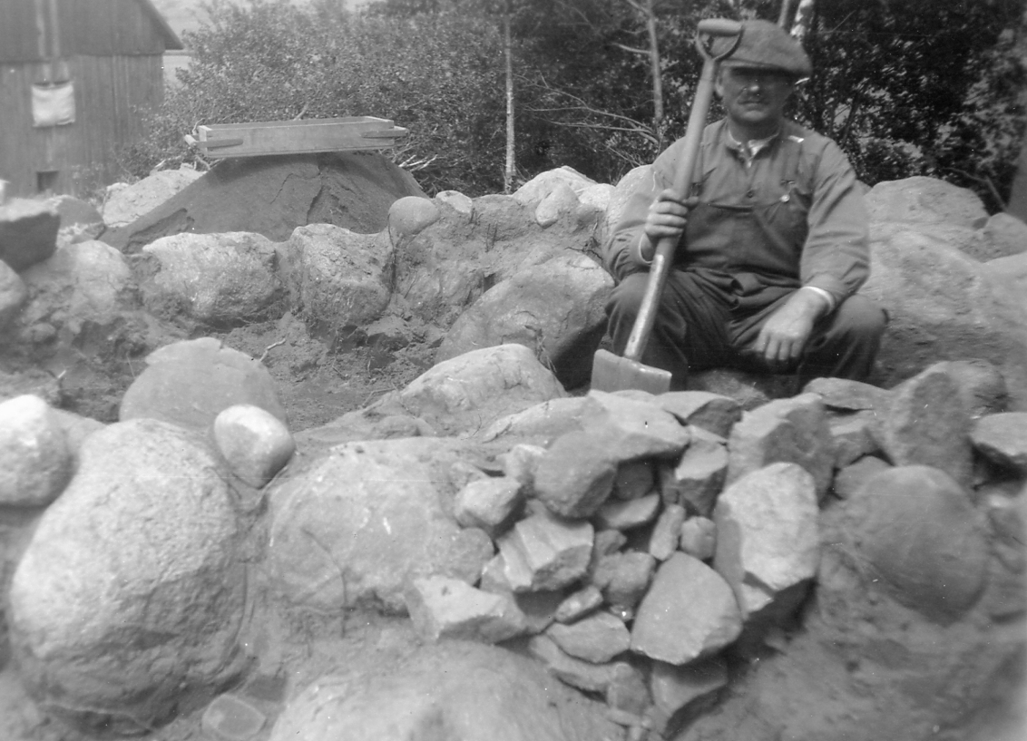 Mammarpshögen. Troligen Victor Ewald på några av fotona. RAÄ 10.
Motivtext foto 3: Sekundärgraven.
Motivtext foto 10: Mammarpshögen före undersökningen.