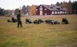 Förflyttningsövning. Skedalabaracken i bakgrunden.