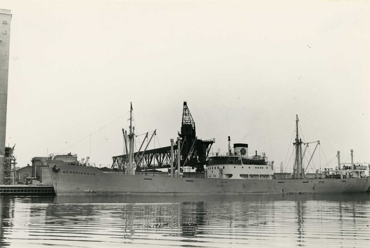 Foto i svartvitt visande lastmotorfartyget "B.O.BÖRJESSON" i Köpenhamn den 17.6.1953.