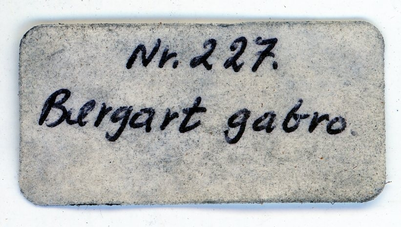 Bergskolens samling

Etiketter:

Nr. 227
Bergart gabro

305 N.S. Gottes Gr. - stoll 3
Gabro fra skram
6/4-32 B.A.S.