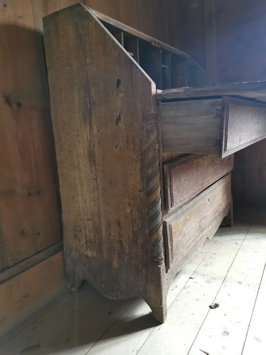 Med tre skuffer og nefellbar klaff. I klaffen er det rilledekor i to ruter-felt