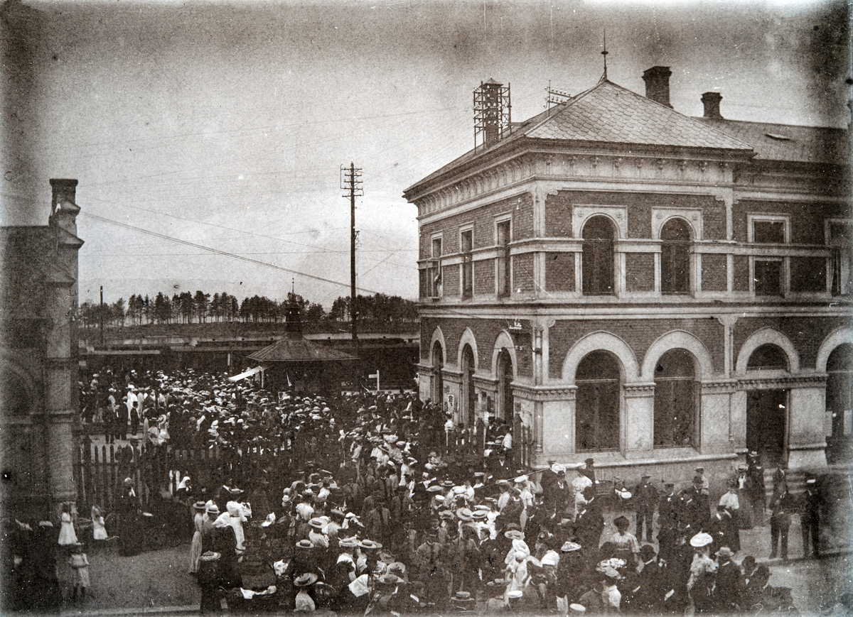 Hamar stasjon, kong Haakon 7 kommer som æresgjest til det 6. nasjonale turnstevne på Hamar i 1907, 
