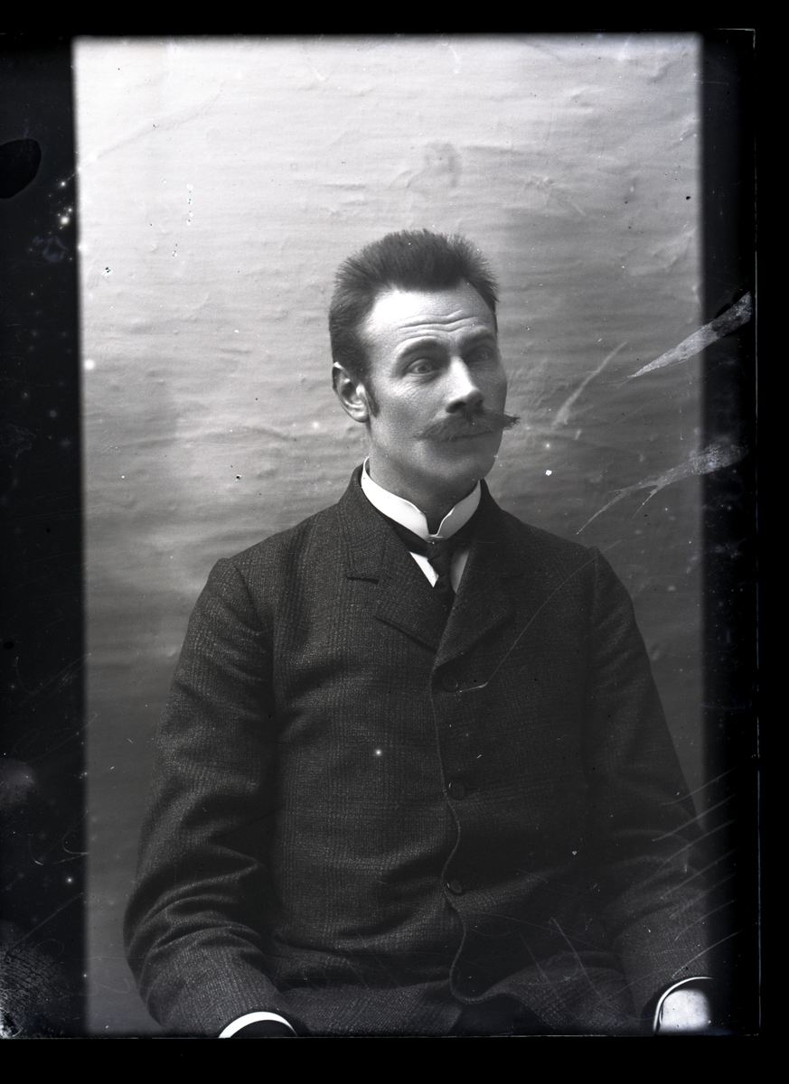 Atelierfoto. Portrett. En mann.