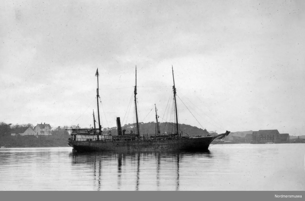 Foto. Påført tekst: "Sambo" av Arendal og Traaler "Kiel" av Altona på Østre Havn, Stvgr. sønd 6te novbr 1927