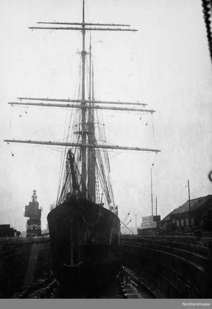 Foto. Tekst: " 'Mozart' in dry dock, London, Octbr 2nd 1928."