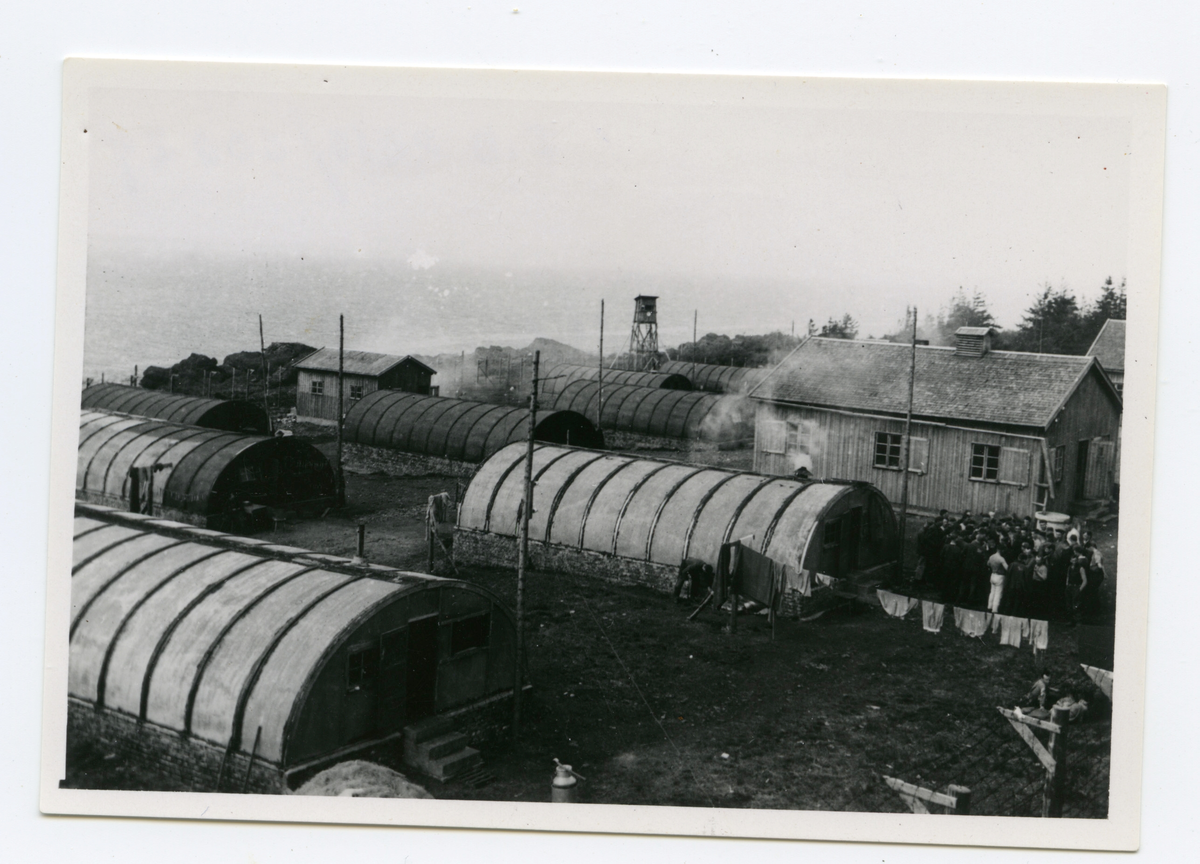 Fangeleir for russiske krigsfanger, Rauøy i Onsøy, mai 1945.
Ved frigjøringa i 1945 satt det 379 russiske fanger i leiren. I dag er bygningene jevnet med jorden, og kun noen av grunnmurene er synlige i terrenget. (2007).