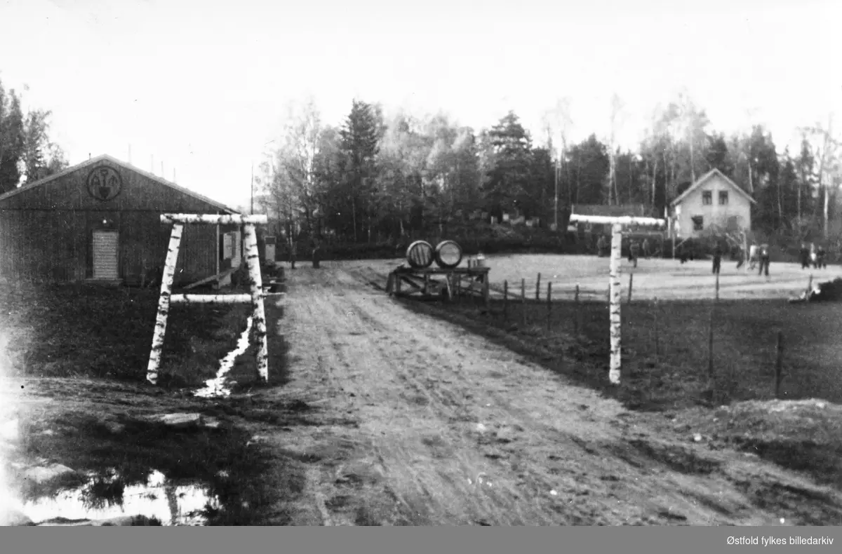 Inngangsportal til AT-leir  (arbeidstjeneste) 2. verdenskrig ca.1943. Leiren lå der Varteig skole ligger i dag.