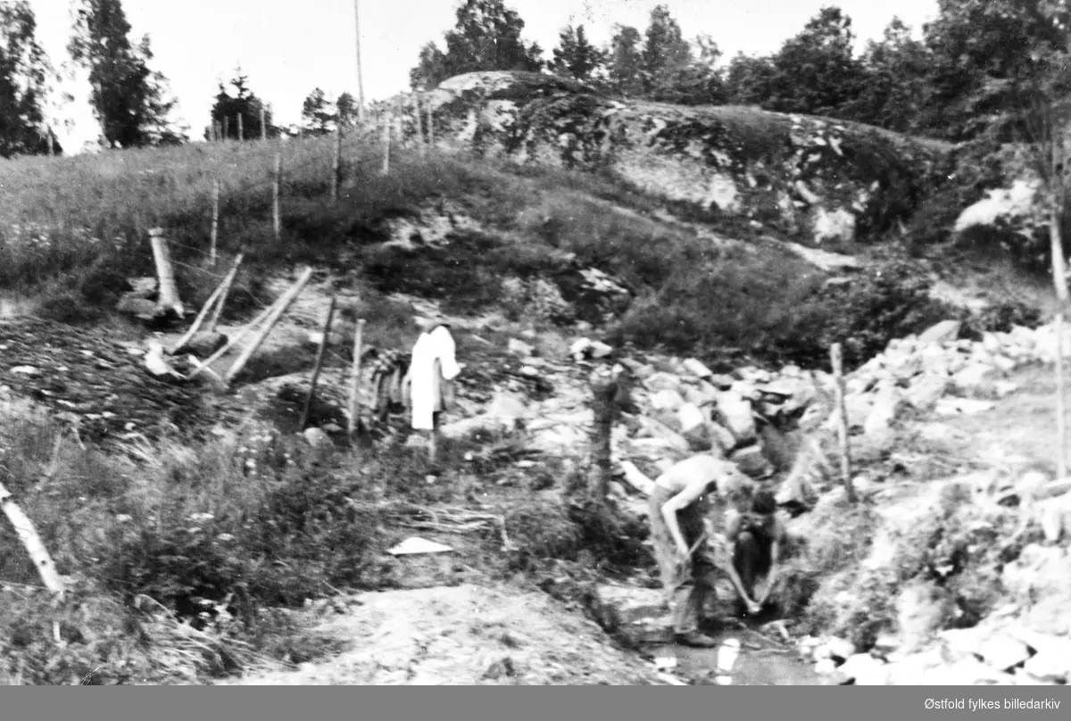 AT-leir  (arbeidstjeneste) 2. verdenskrig ca. 1943. Leiren lå der Varteig skole ligger i dag. 
Sprengning ved Brunsbybekken.