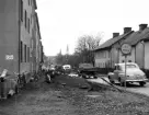 Hösten 1957 breddades Gamla Tanneforsvägen i Linköping. Byggnaderna i bildens högre kant tillhör Ladugårdsbacke. Gatuvy. Bilar. 
...

385 bilder om Linköping på 1950-talet från tidningen Östgötens arkiv. Framtidstro och optimism är ord som sammanfattar Linköping på femtiotalet. Årtiondet innebar satsningar för att förbättra linköpingsbornas livsvillkor. Bostadsfrågan och trafiklösningarna dominerade den lokalpolitiska agendan.
Bilderna digitaliserades år 2013.