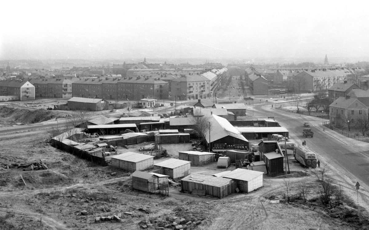 Utsikt från de nybyggda husen i Åbylund. Bilden är från 1955. ...

385 bilder om Linköping på 1950-talet från tidningen Östgötens arkiv. Framtidstro och optimism är ord som sammanfattar Linköping på femtiotalet. Årtiondet innebar satsningar för att förbättra linköpingsbornas livsvillkor. Bostadsfrågan och trafiklösningarna dominerade den lokalpolitiska agendan.
Bilderna digitaliserades år 2013.