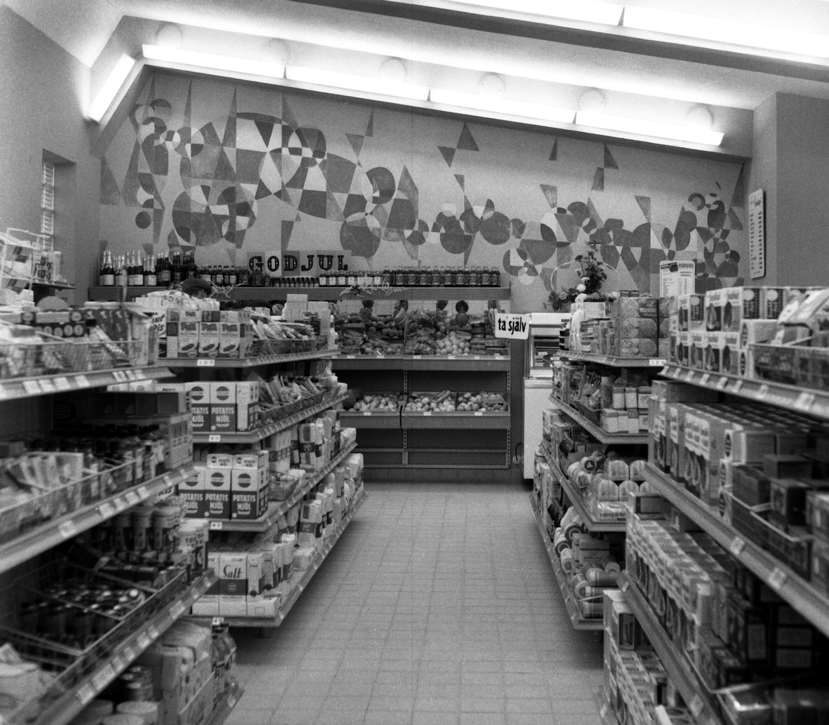 Konsums snabbköp i Åbylund. Observera skylten "Ta själv". Väggmålningen har Lars Gunnar Holmqvist gjort.
Matbutik. 
...

385 bilder om Linköping på 1950-talet från tidningen Östgötens arkiv. Framtidstro och optimism är ord som sammanfattar Linköping på femtiotalet. Årtiondet innebar satsningar för att förbättra linköpingsbornas livsvillkor. Bostadsfrågan och trafiklösningarna dominerade den lokalpolitiska agendan.
Bilderna digitaliserades år 2013.