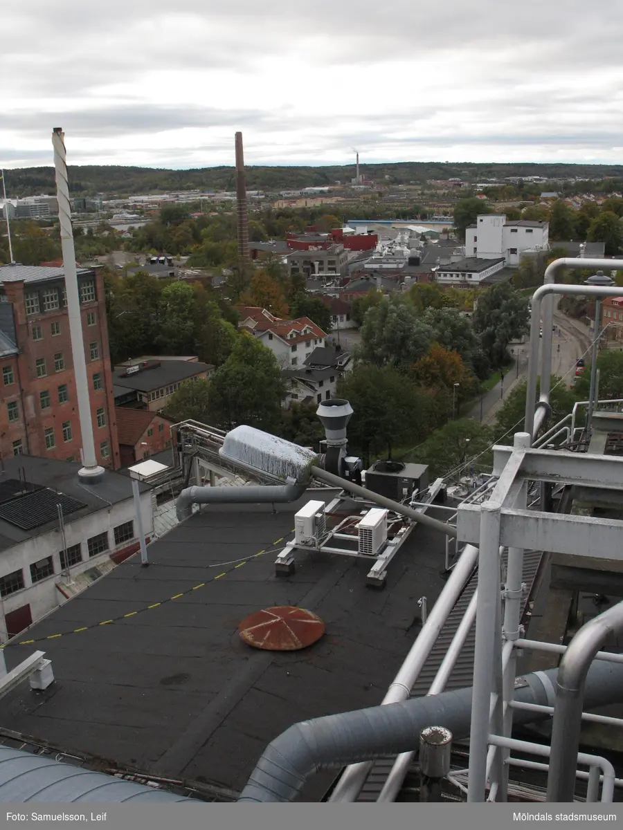 Utsikt över Mölndal från byggnad vid Soabs industrianläggning i Mölndals Kvarnby, år 2007. Närmast ses Gamla torget samt pappersbruket Papyrus. Anläggningen användes vid fototillfället av Hexion Speciality Chemicals Sweden AB.