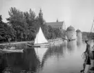 Inloppet till Vadstena 1906. I fonden stadens majestätiska vasaborg.