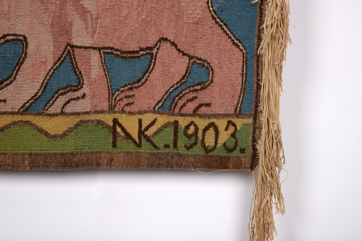 Ifølge Jan Kokkin kan Munthe ha tatt utgangspunkt i eventyret om "De tre kongsdøtre i berget det blå". Billedteppet er basert på Munthes akvarell, Eventyrhaven (1892), som ble vist på Sort-hvitt-utstillingen i Kristiania i 1893. Ref: Jan Kokkin, Gerhard Munthe: en norsk designpioner (Stuttgart: Arnoldsche Art Publishers, 2018), 46.

Jens Thiis hevdet derimot at Eventyrakvarellene ikke var fremstillinger av konkrete eventyr, men snarere en sammenblanding av ulike elementer fra diverse sagn og eventyr. Jens Thiis, "Gerhard Munthe: en studie", i Nordenfjeldske Kunstindustrimuseum Årbog 1892-1903, red. av Jens Thiis 5-61 (Trondhjem: Nordenfjeldske Kunstindustrimuseum, 1904), 29.