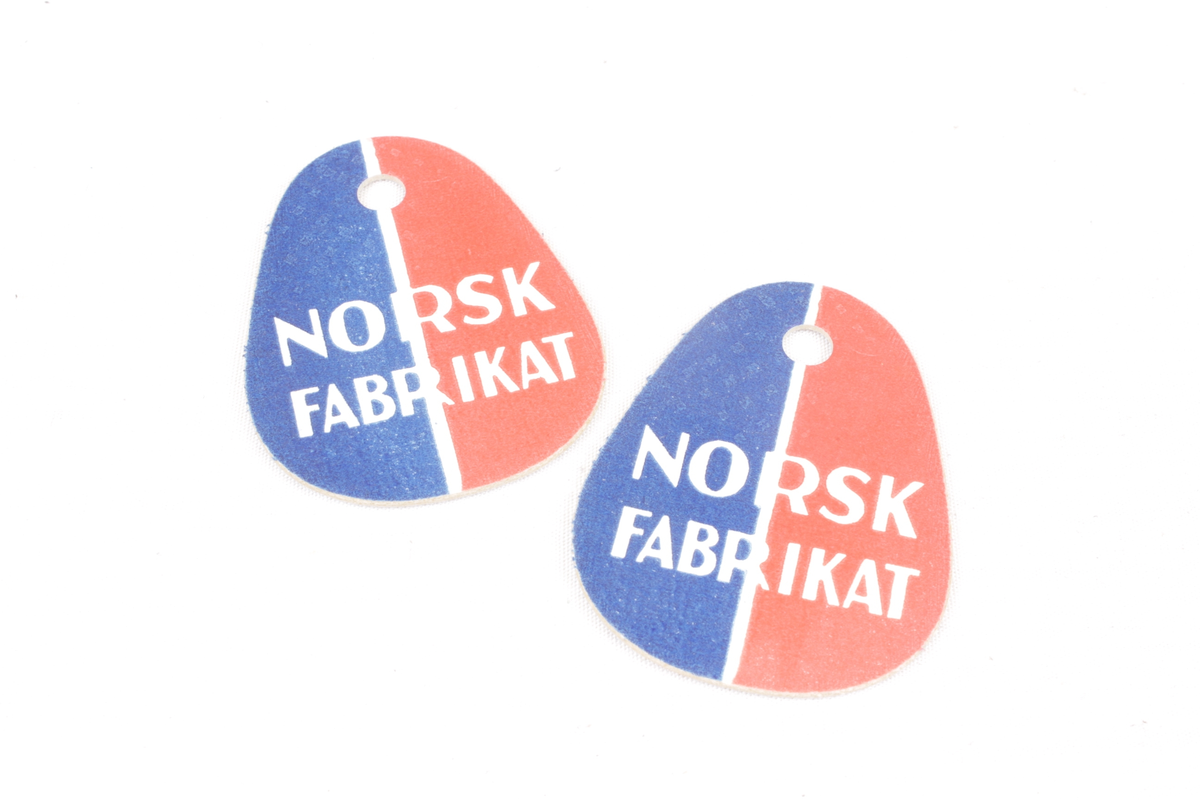 Dråpeformede etiketter med hull og skriften "norsk fabrikat".