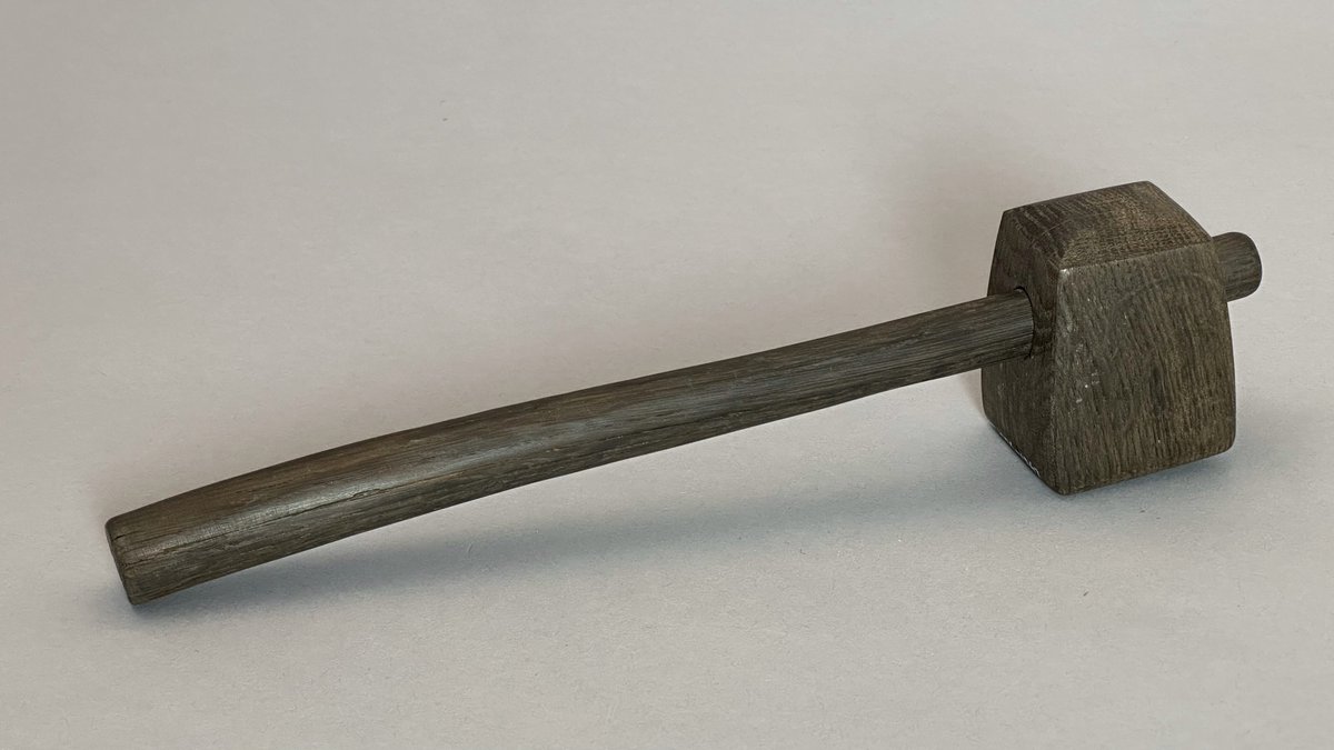 Ordförandeklubba av sjödränkt ek.