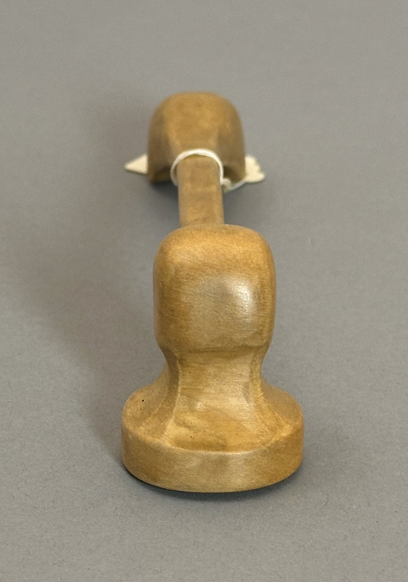 Ordförandeklubba täljd i björk.