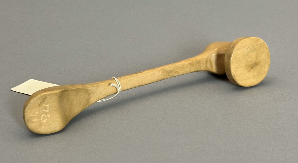 Ordförandeklubba täljd i björk.