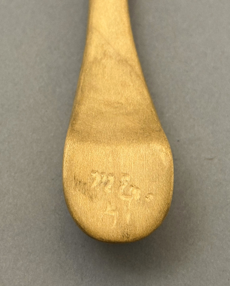 Ordförandeklubba täljd i björk.