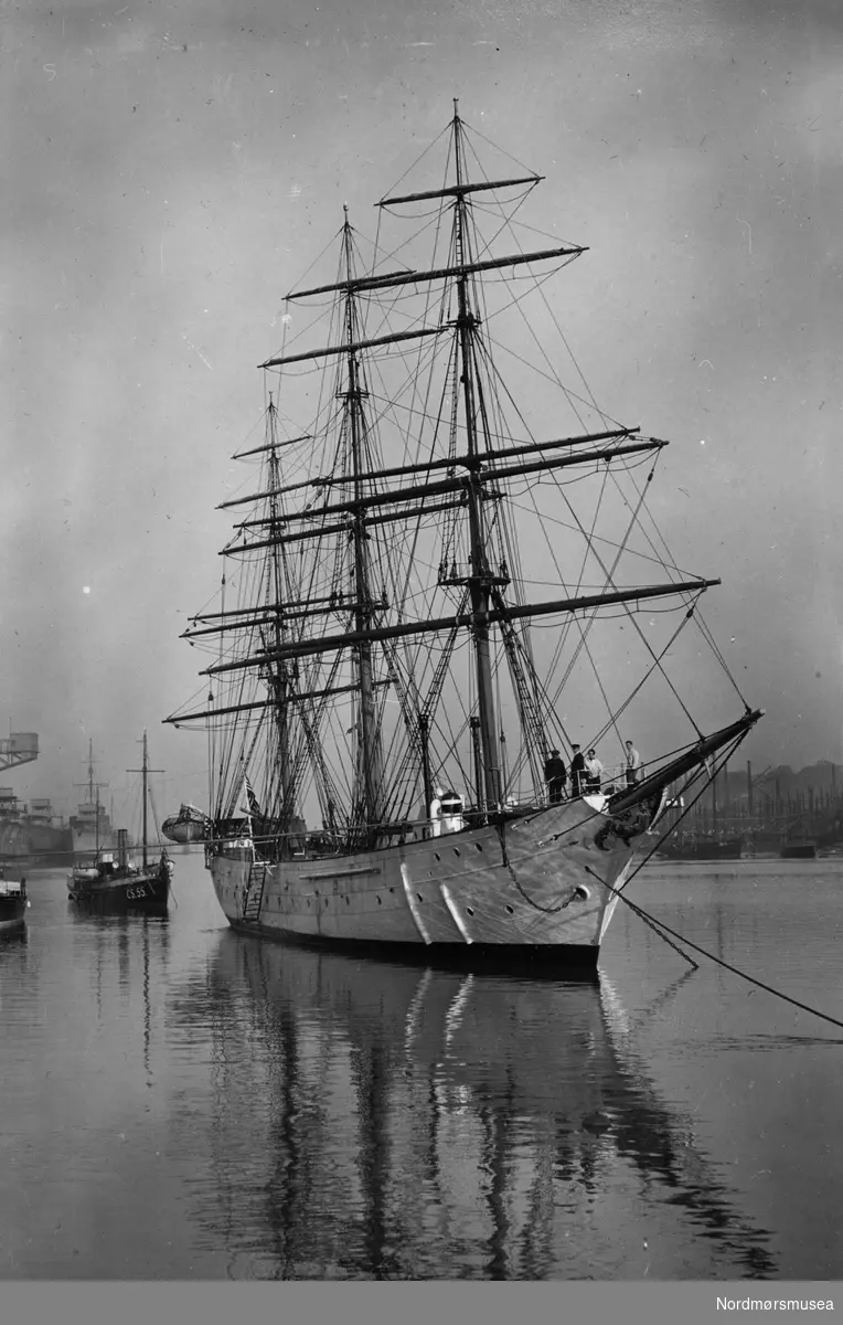 Seilskute. Tekst: "American yacht "Seven Seas" ex Swedish trainingship "Abraham Rydberg". Photo: W. White & Son, York Avenue, East Cowes."