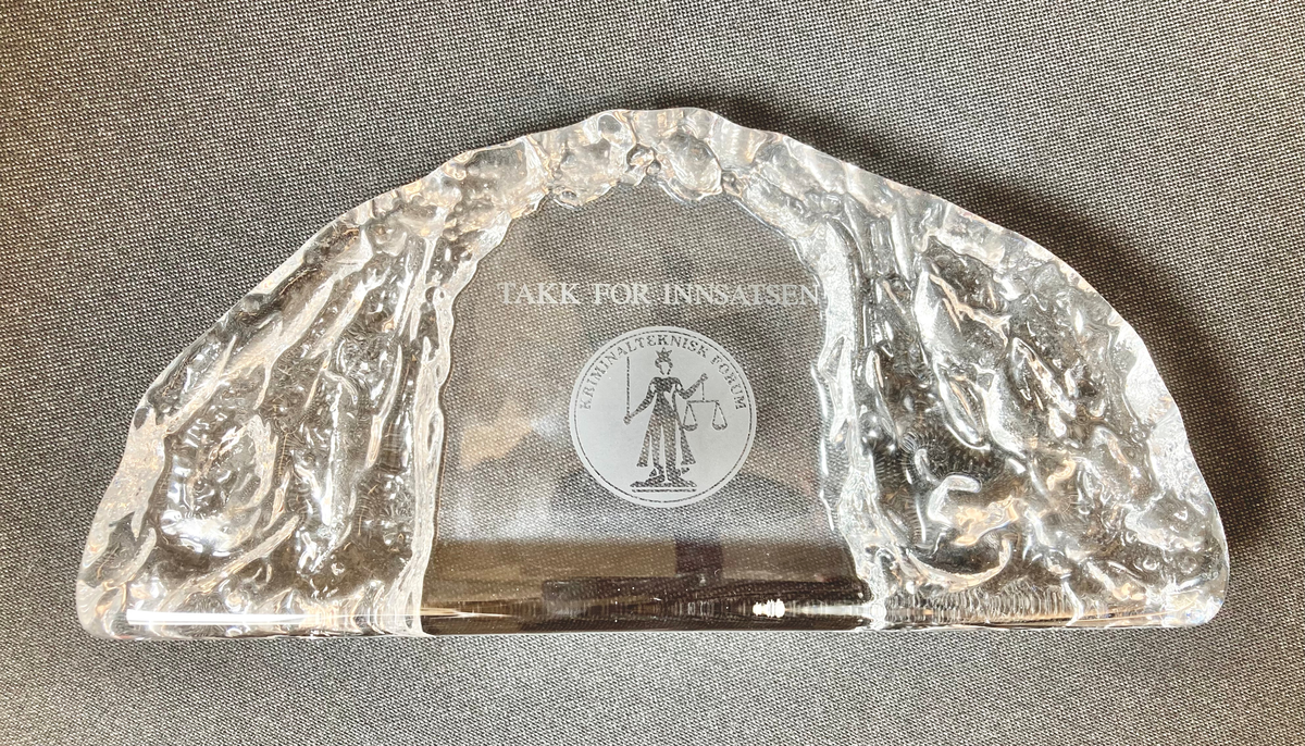 Stilisert figur av gudinnen Justitia.