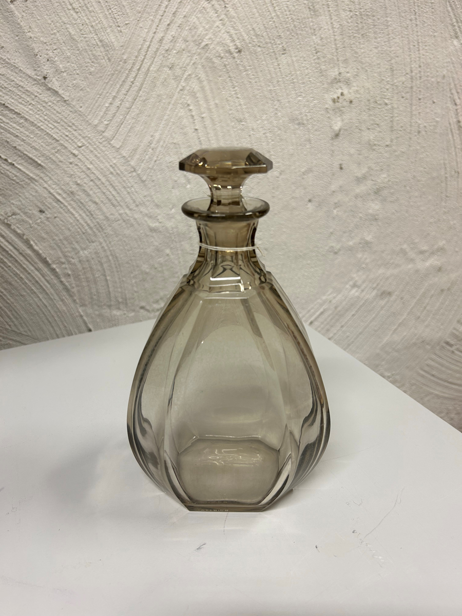 Facettslipad whiskeykaraff av svagt sepiafärgat glas.