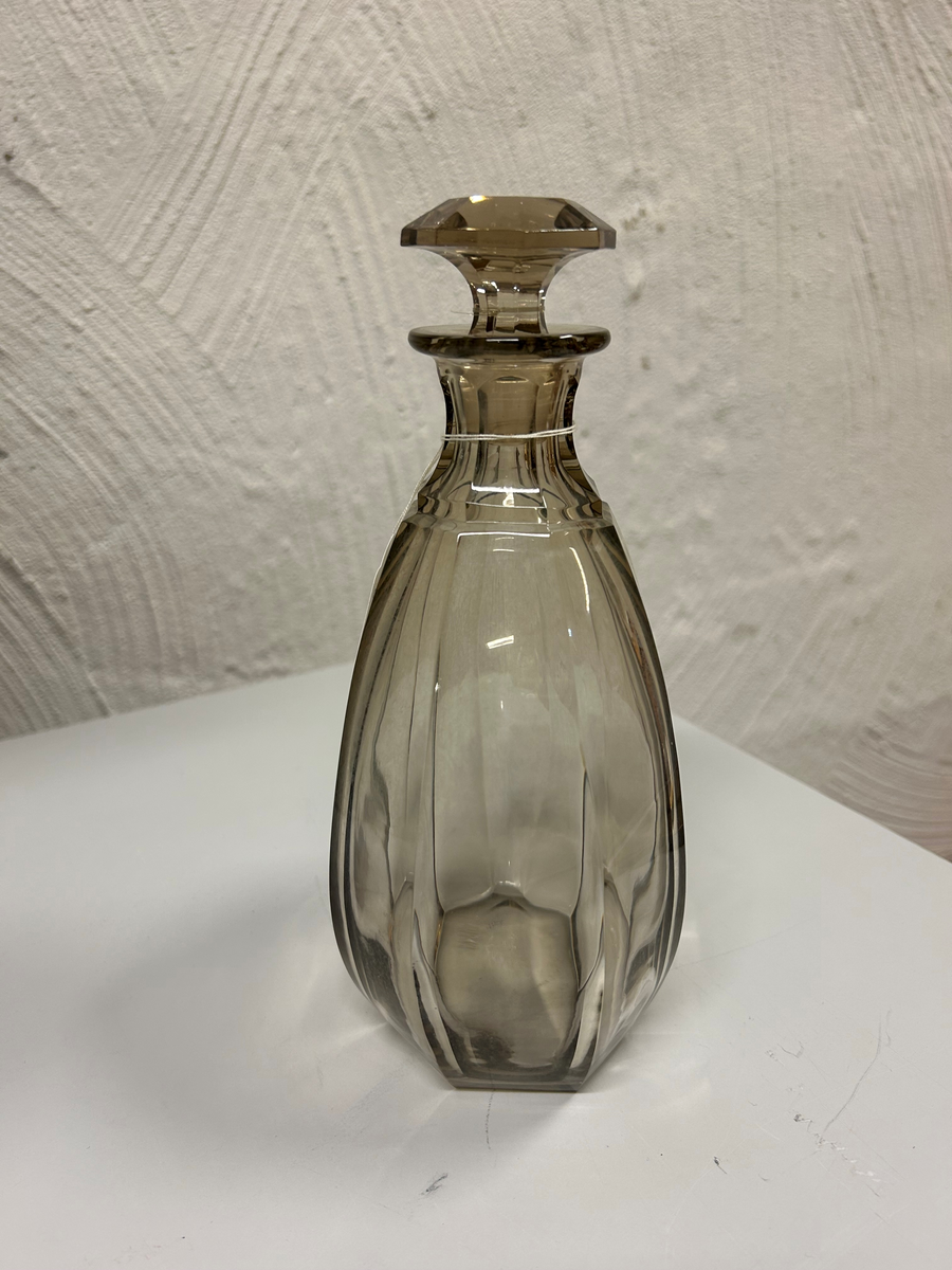 Facettslipad whiskeykaraff av svagt sepiafärgat glas.