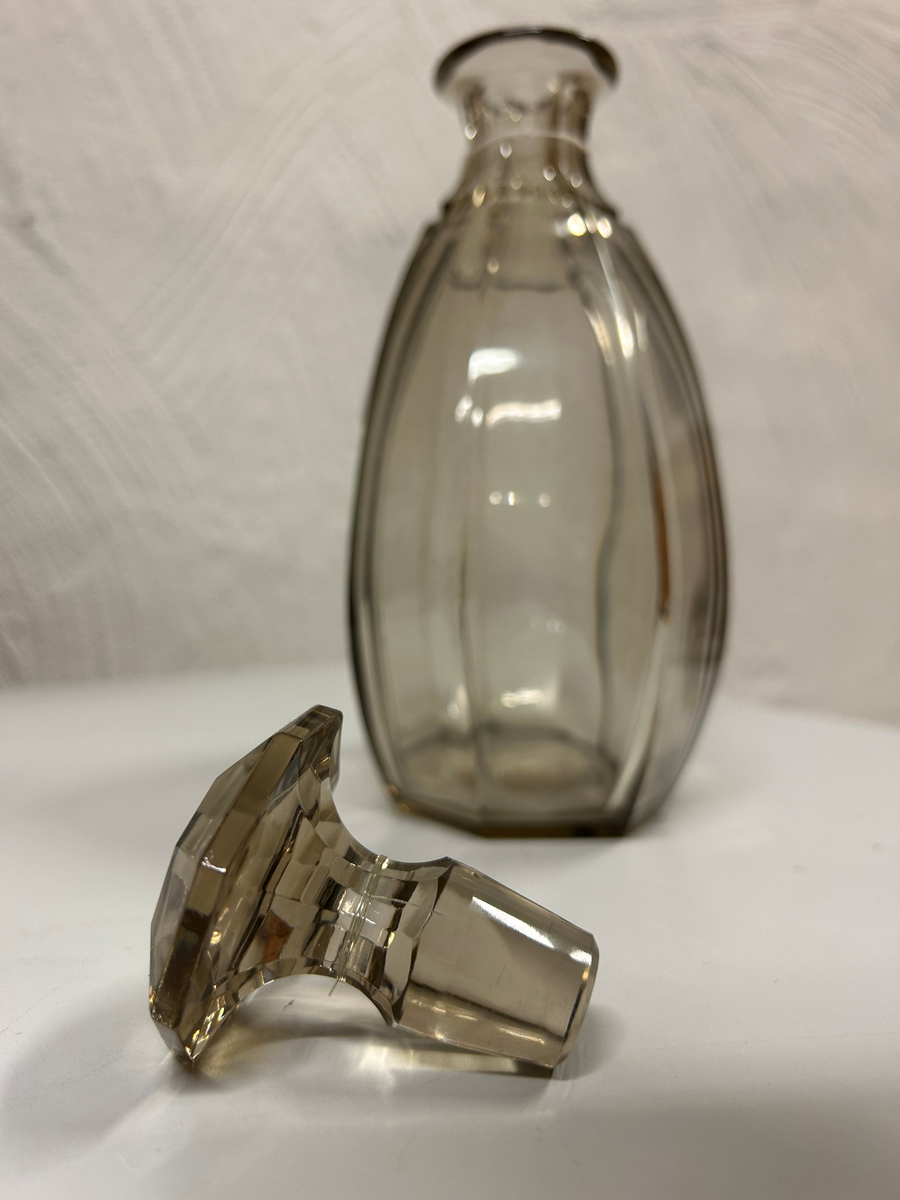 Facettslipad whiskeykaraff av svagt sepiafärgat glas.