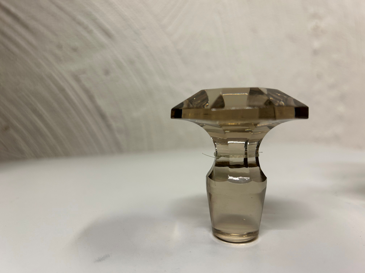 Facettslipad whiskeykaraff av svagt sepiafärgat glas.