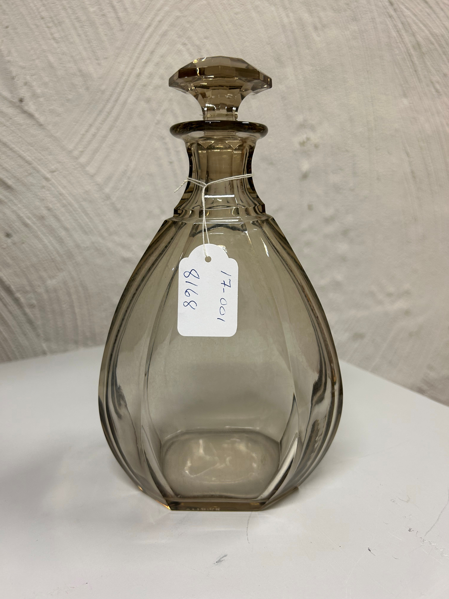 Facettslipad whiskeykaraff av svagt sepiafärgat glas.