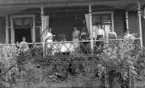Sällskap på Villa Hagas veranda