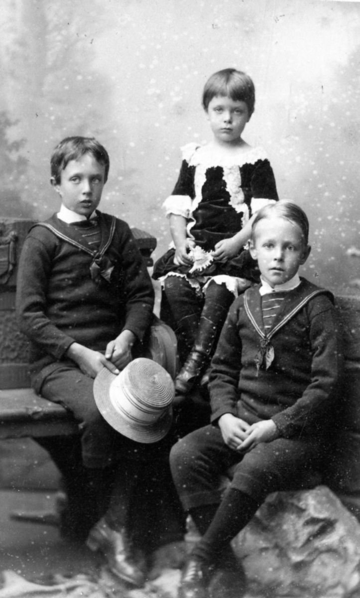Tre barn, to gutter og ei jente avfotografert. Ca.1900-1920