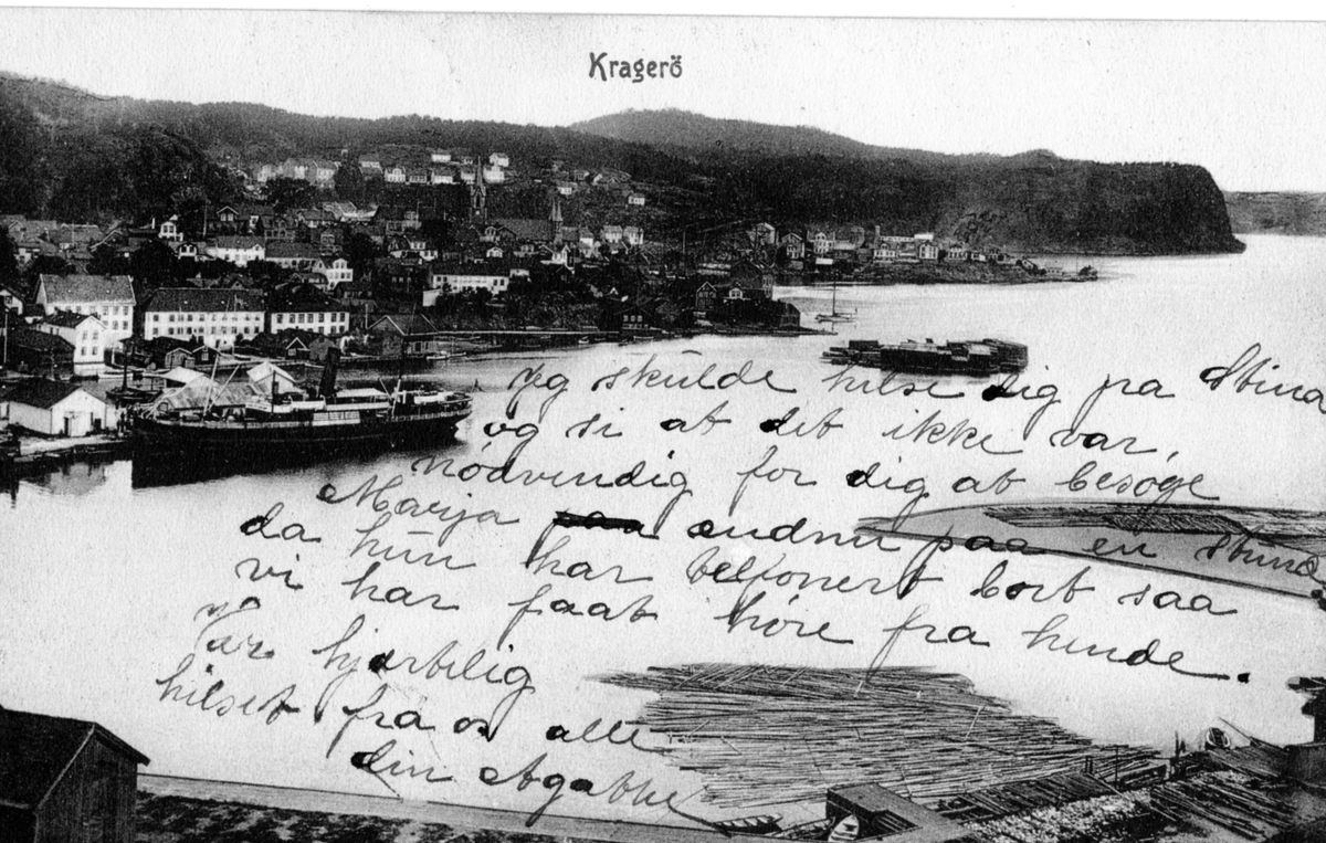 Kragerø sett fra Øya, og videre til Stilnestangen og Valberg. Tømmer i sjøen. Kystruta ligger ved Fiskebrygga. Postkort.