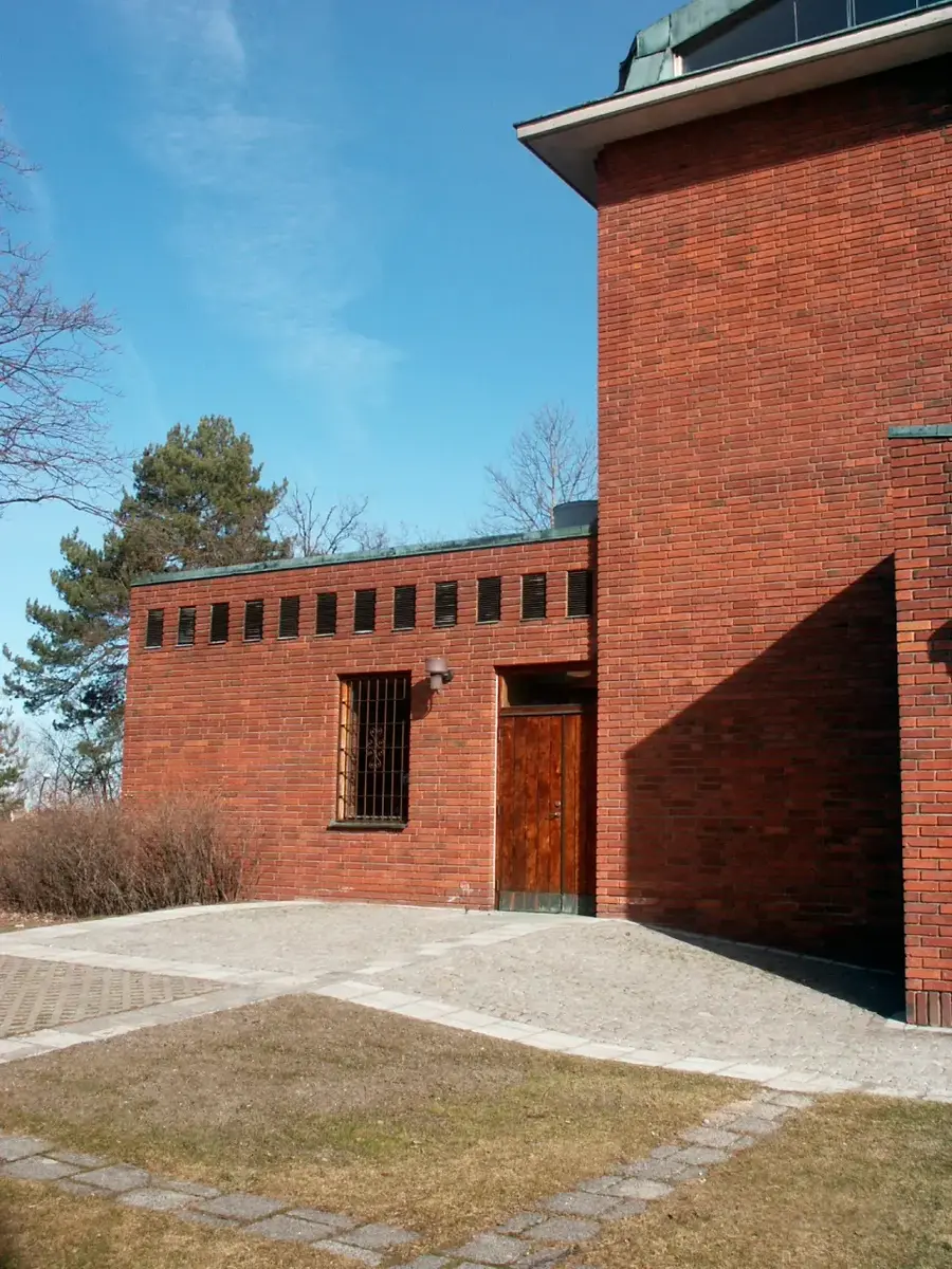 Antikvarisk kontroll vid handikappanpassning av Råsunda kyrka. 


Råsunda kyrka sedd från öster; entrén och till vänster den handikappanpassade entrén till vilken marken höjts upp med bibehållande av mönstret på den stensatta förgården.