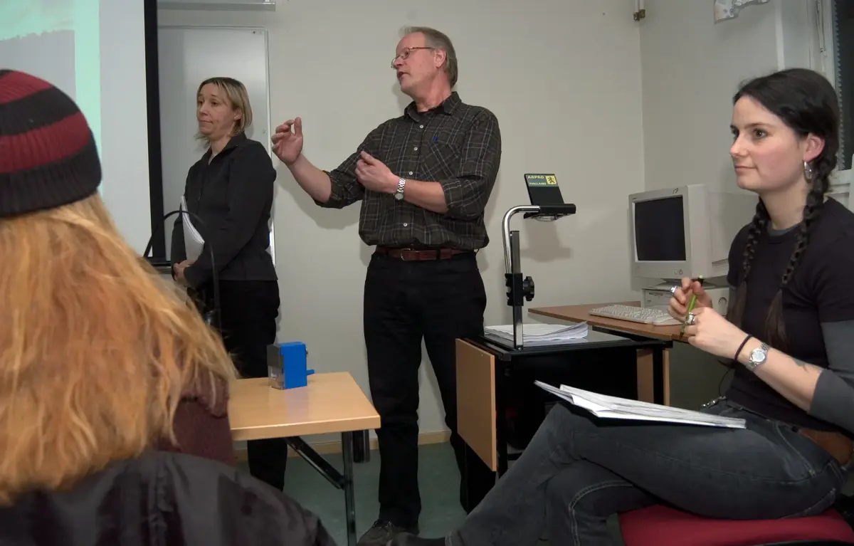 Avslutande elevpresentation av programmet Plats & Identitet på Rönninge Gymnasium. Fredrika Mellander Rönn; Lennart Rosander och Josabeth Leidi från Stockholms läns museum.