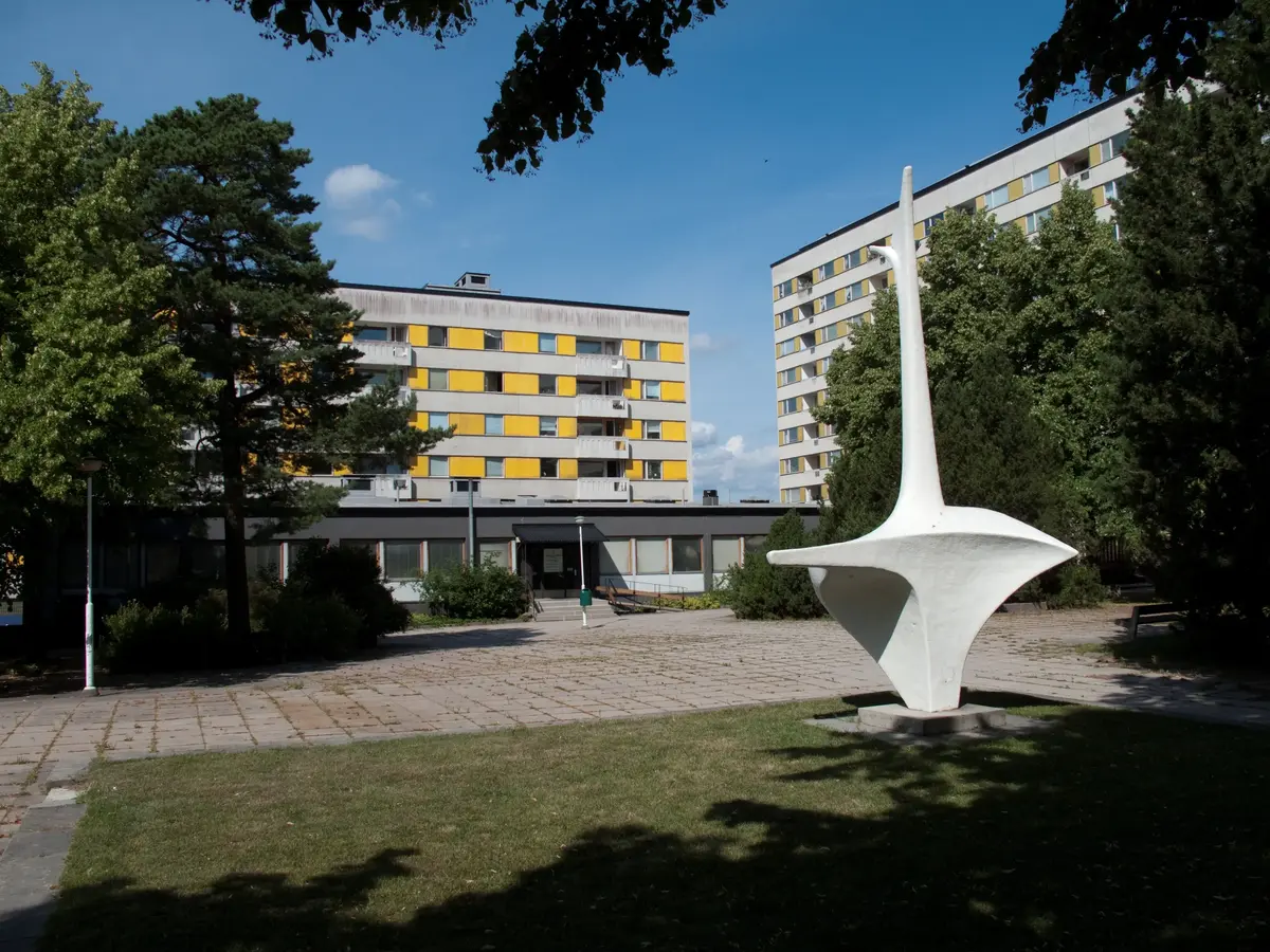 Hägernäs centrumbebyggelse är en mycket tidstypisk anläggning med trafikseparerad affärsgata och fint gestaltad park. Hela centrumanläggningen är i stort sett oförändrad sedan den uppfördes och har en hög andel ursprungliga detaljer och material kvar som ger den en tämligen unik karaktär i ett Täbyperspektiv.