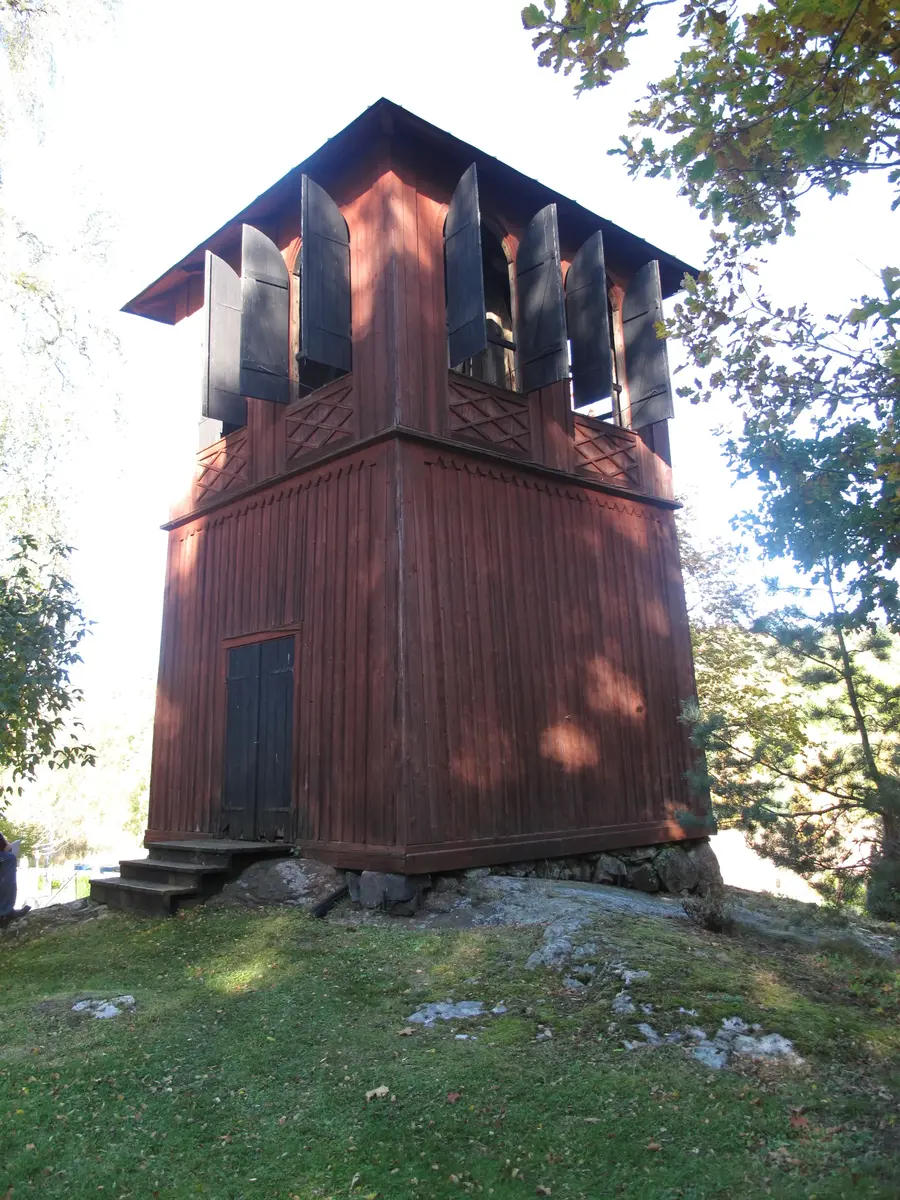 Klockstapeln vid Ingarö kyrka innan renovering.