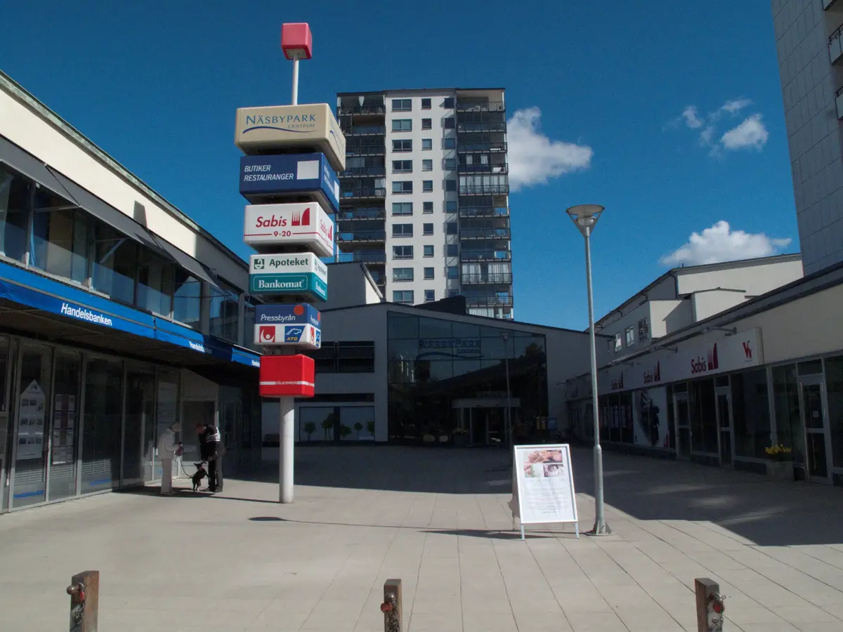 Torget från sydväst med det nya punkthuset och den inbyggda
torgdelen i fonden.