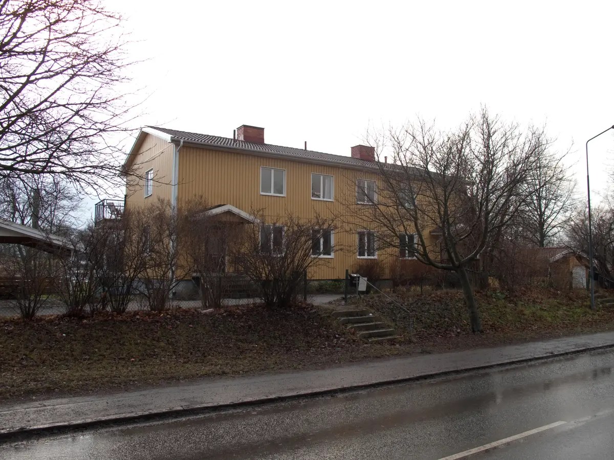 Bilderna visar det högra huset med sina dubbla entréer.