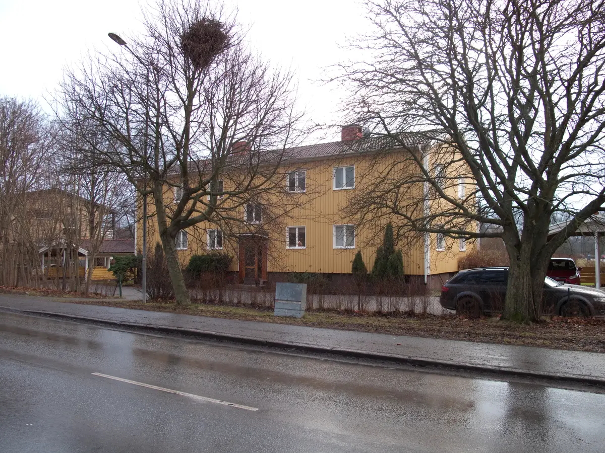 Bilderna visar det vänstra huset med sin enda entré.