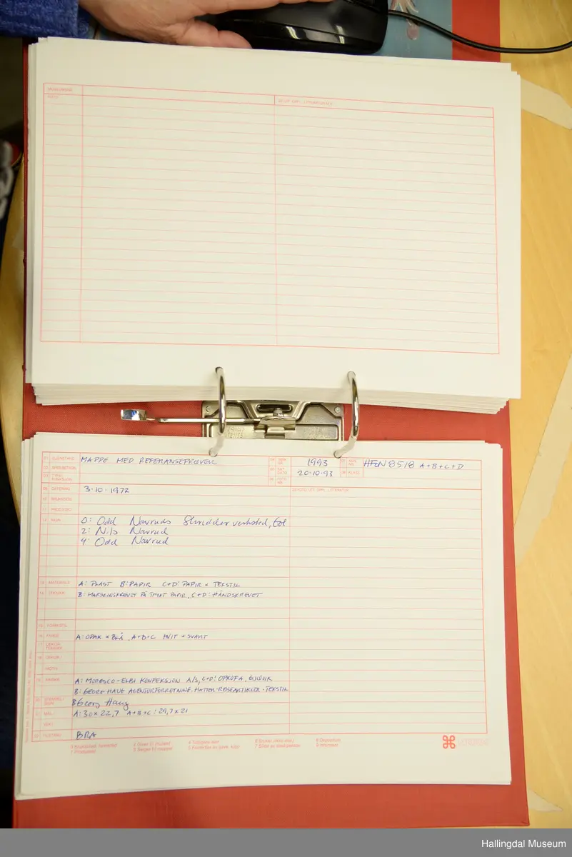 Mappe med referanseprøver fra OPKOFA, GJØVIK. Georg Haug Agenturforretning.